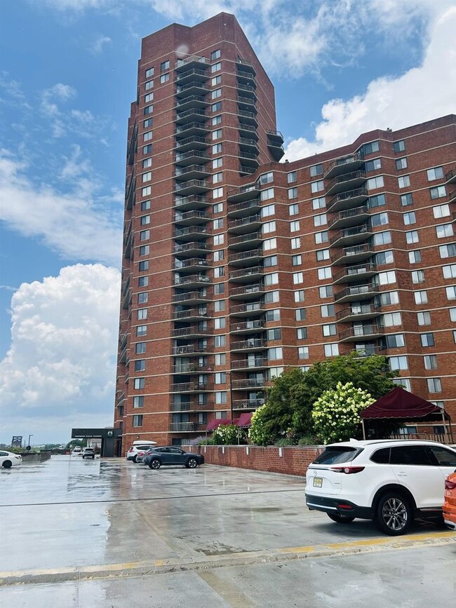 Building Photo - 1040 Harmon Cove Tower Unit 1040 Rental