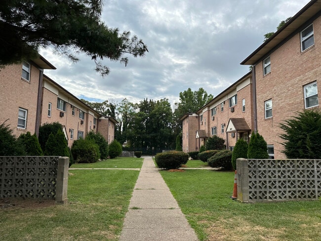 Photo - 2600 N Jefferson St Apartments
