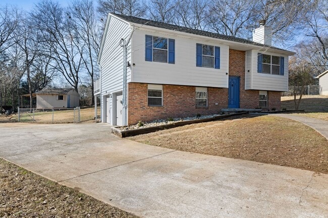 Photo - TOTALLY UPDATED 3 BEDROOM HOUSE IN WEST KN...