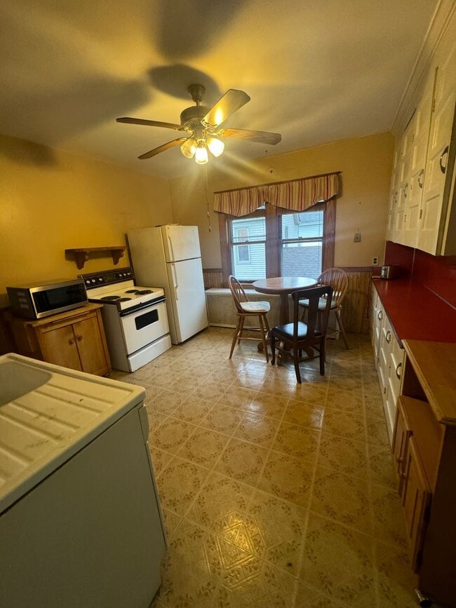 Photo - 390-392 Locust Av Amsterdam, NY 12010 Unit 392 Locust Ave Amsterdam, NY 12010 (Upstairs)