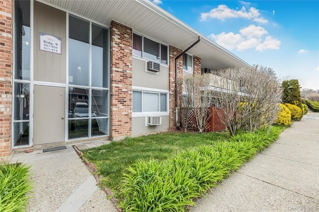 Photo - 914 Old Country Rd