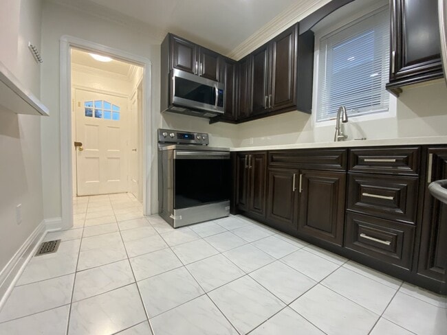 Building Photo - 92 Holwood Ave Unit Main