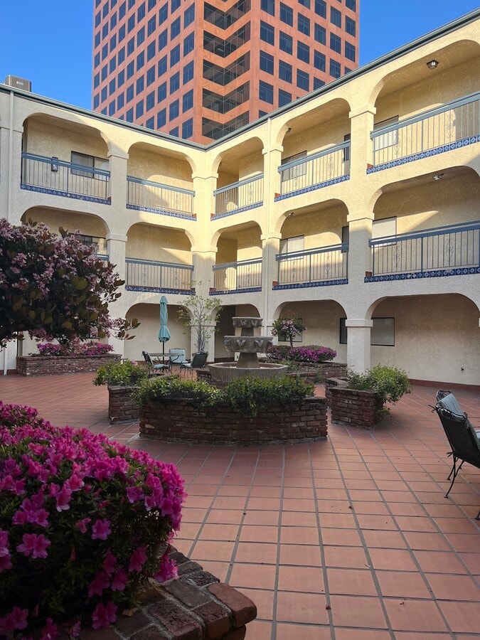 Patio interior - Goshen Apartments Brentwood Unidad 110
