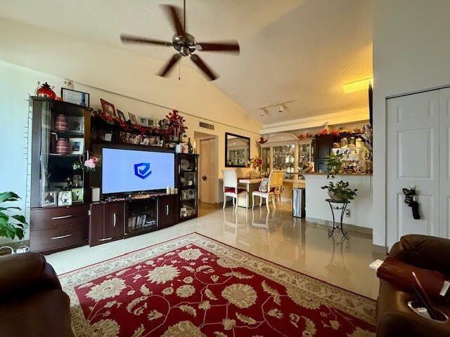 Photo - 741 Lyons Rd Unidad 17201