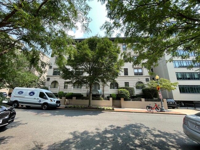 Building Photo - Kalorama Two Bedroom/Two Bathroom on Quiet Street-Updated Steam Shower, Washer/Dryer In Unit, & M...