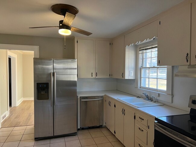 Photo - Beautiful 3 bedroom 1.5 bathroom house available!