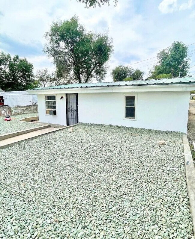 Building Photo - Charming 2-bedroom, 1-bathroom home in Pueblo | $1400