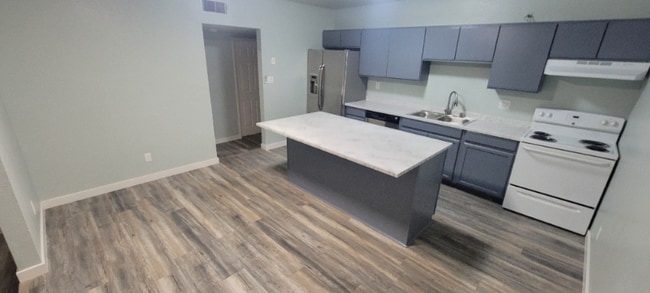 Building Photo - 102 W Basic Rd