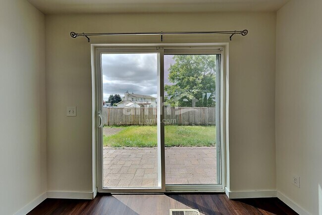 Photo - 16627 Greenleaf Ave SE
