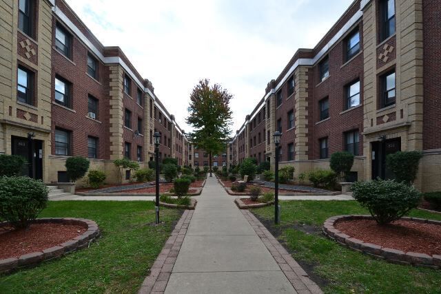 Building Photo - 822 W Waveland Ave Unit A04C