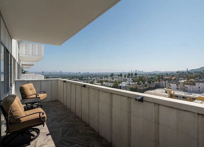 Photo - "Chic 1-Bedroom Retreat on Iconic Hollywood Blvd – The Perfect Urban Oasis!"