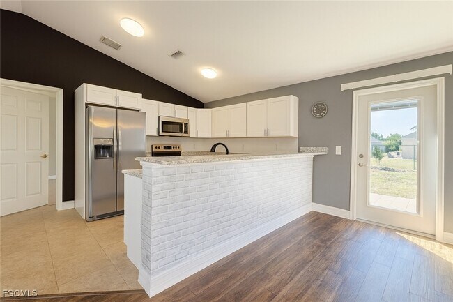 Photo - 2948 SW 6th Ave