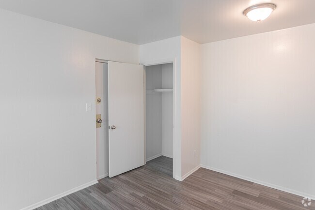 2BR, 1BA - 987 SF