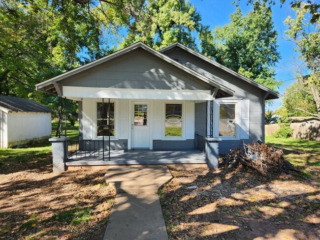 Building Photo - Spacious 2-Bedroom, 1-Bathroom Home AVAILABLE NOW!!