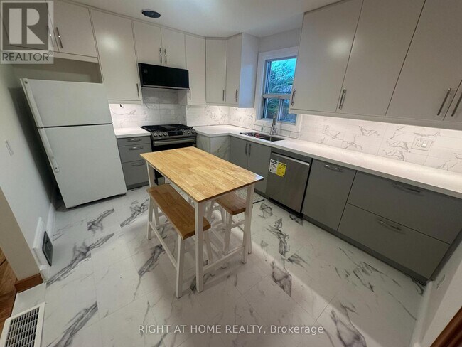 Photo - 309 Queen Mary Dr