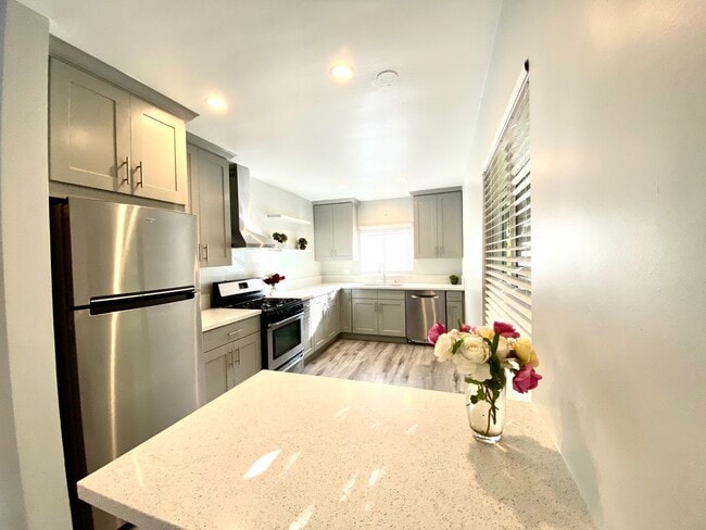 Building Photo - 1707 Barry Ave Unit 1707 12 Rental