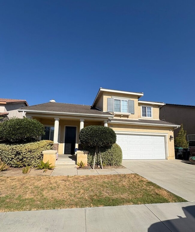 Building Photo - Beautiful 2-story home