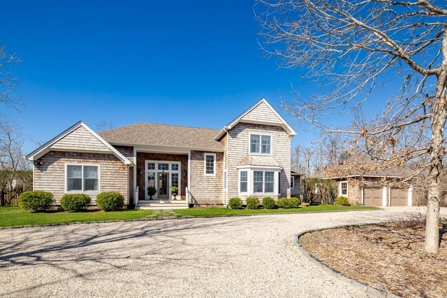 Photo - 565 Wainscott NW Rd