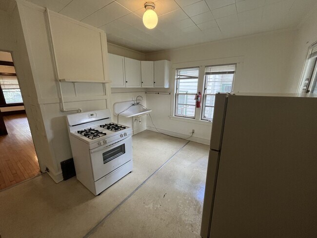 Photo - 5 Bed / 2 Bath House Located Downtown Madi...