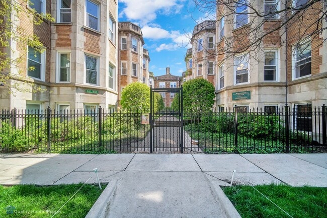 Building Photo - 877 W Cornelia Ave Unit 3