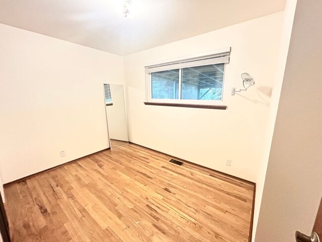 Photo - Beautiful Garden Entrance 4 bedroom home in Seattle, minutes away from major highways.