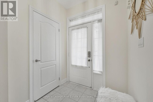 Photo - 41 Mazarine Ln