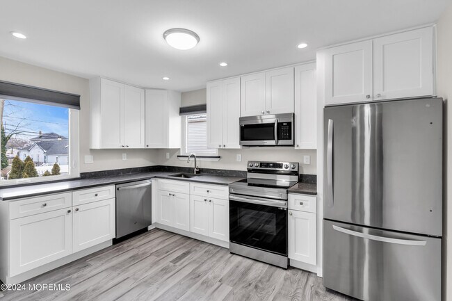 Photo - 611 Lareine Ave