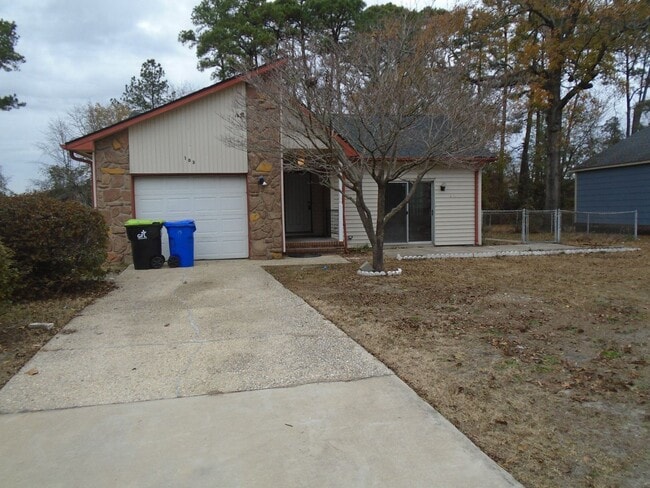 Building Photo - Charming 3 bedroom!