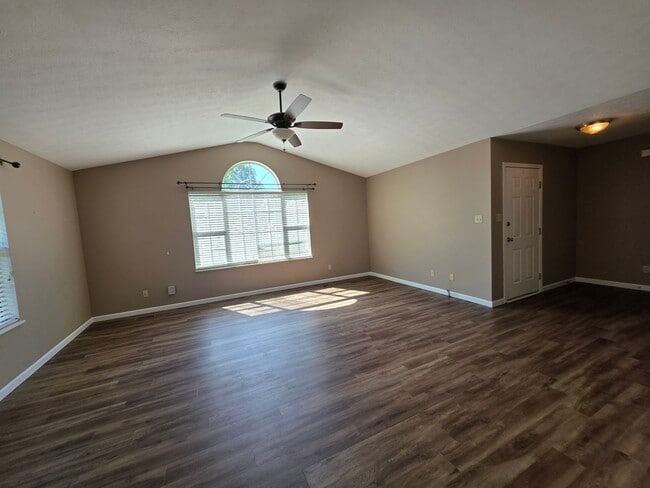 Photo - Maryville 37804 - 3 bedroom, 2 Bath Home , 2 car garage - Contact Donna Bailey (865) 389-6590