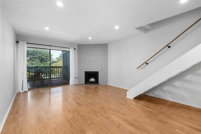 Photo - 2215 Post Rd Unidad 2033