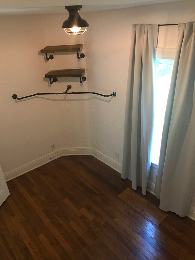 Photo - 1520 W North St Unidad Yellow House