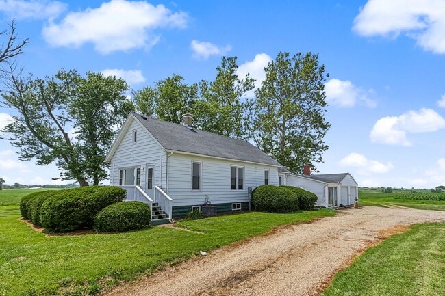 Building Photo - 3 Bedroom, 1 Bathroom Rural Home for Rent – Farmer City, IL-INTERIOR PHOTOS COMING SOON!