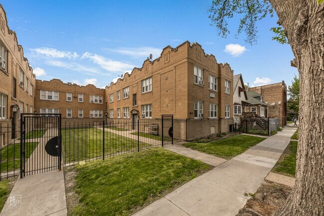 1042 N Leamington