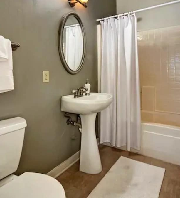 Full Bathroom - Main Floor - 1804 10th Ave W