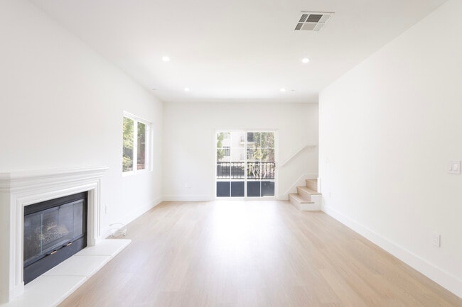 1325 North Poinsettia Pl