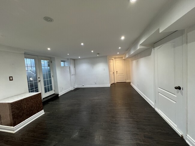 Building Photo - 10 Burgby Av Unit 2