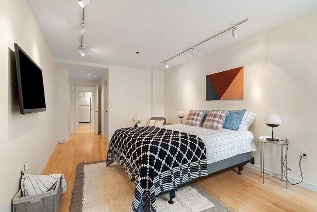 Photo - "Spacious 2-Bed Retreat with Granite Touches & Pool Access in Cambridge's Heart!"