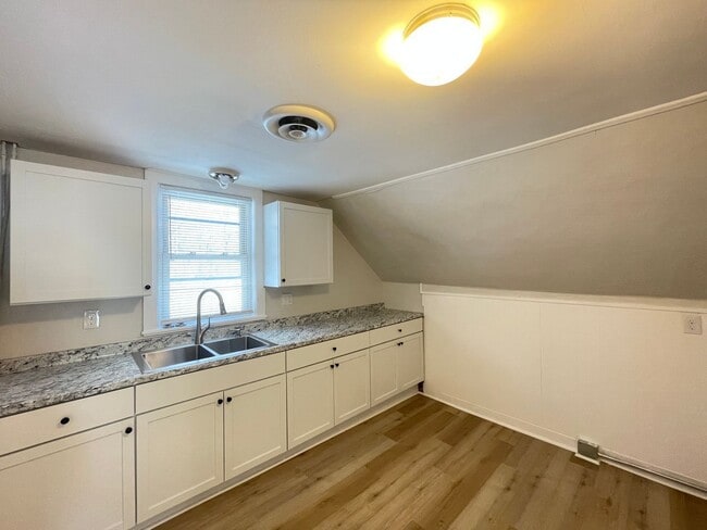 Building Photo - 98 Main St Unit 3