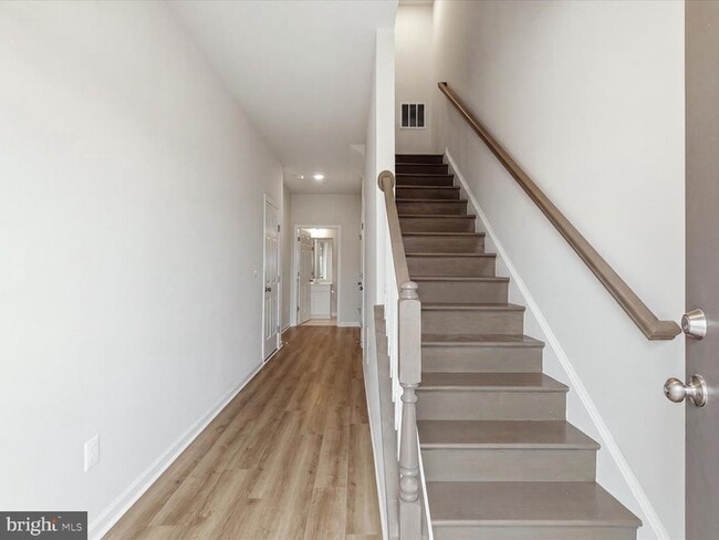 Photo - 124 SWANSONG Pl