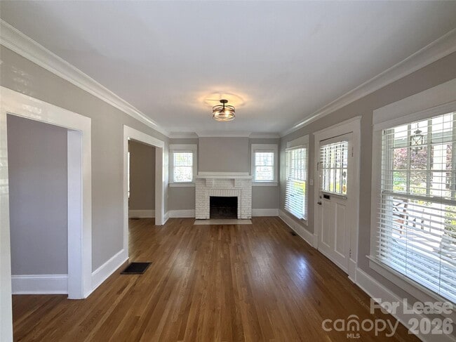 Photo - 421 Hawthorne Ln