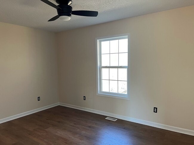 Photo - 3 bed 2 bath + 2 car garage- Jonesborough