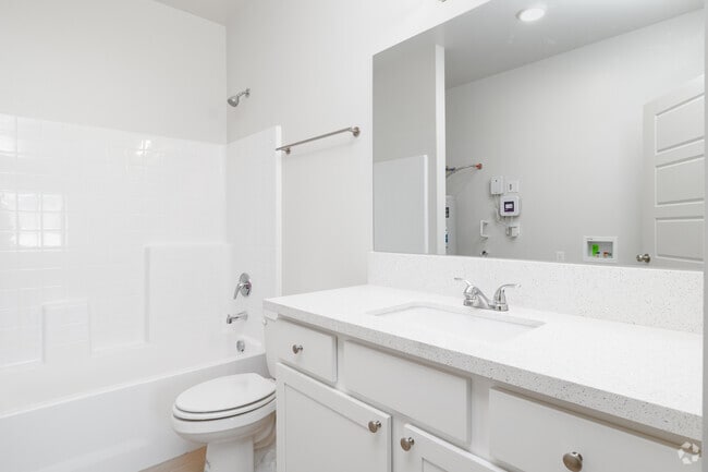 1BR, 1BA - 702SF - Bathroom