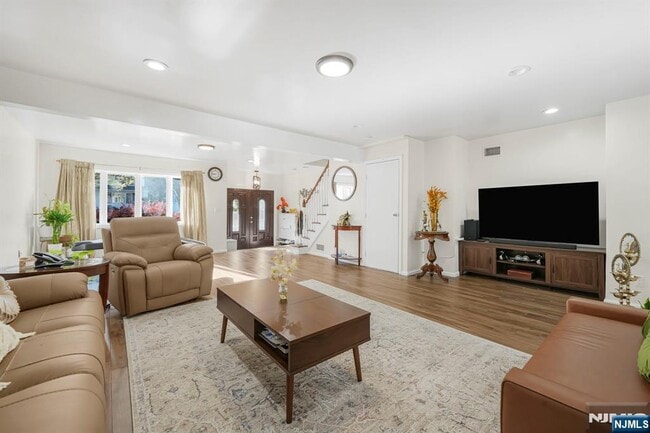 Photo - 405 Burnet Pl