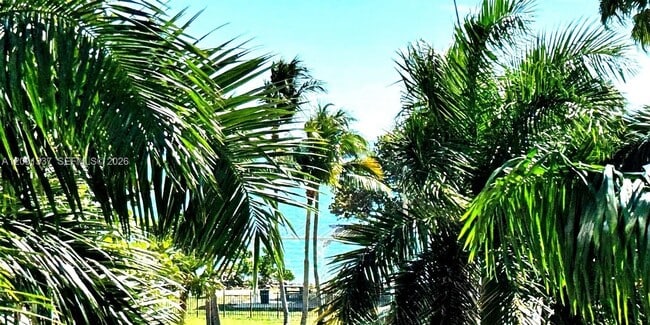 Building Photo - 488 NE 18th St Unit 204