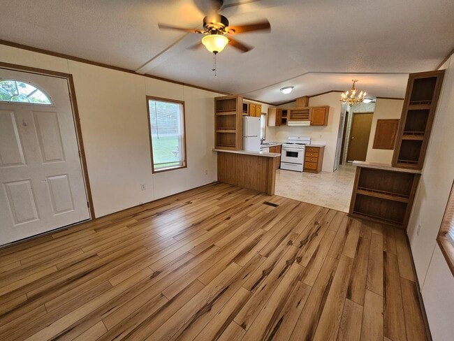 Photo - 208 Maverick Ln