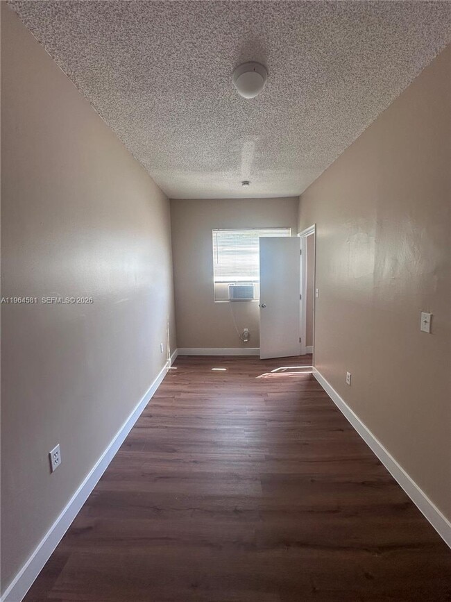 Photo - 295 NE 55th St Unidad 2