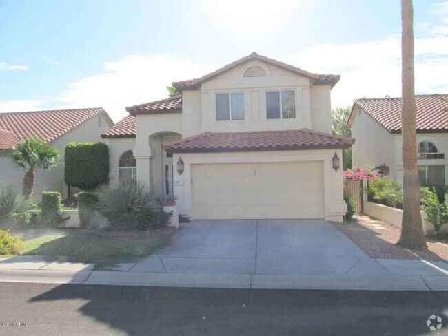 Building Photo - Stunning 3 bedroom, 2.5 bathroom Gold Cour... Rental