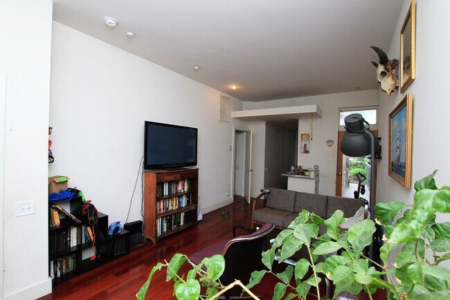 Bright and spacious one bedroom unit with ... - Bright and spacious one bedroom unit with ... Apartment Unit 1