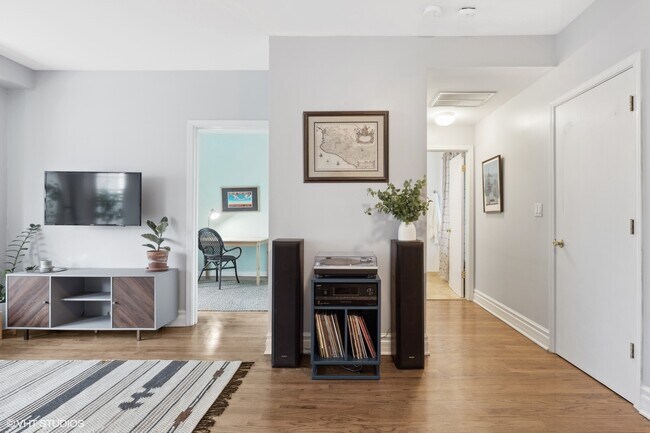 Photo - 2903 N Rockwell St Unit 2