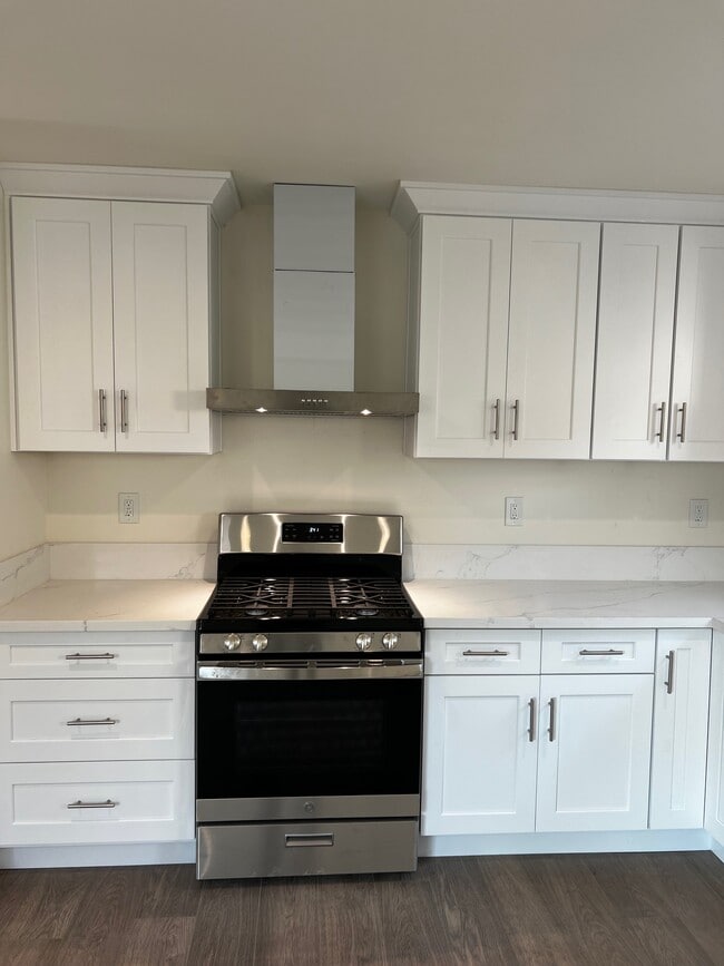 Photo - 636 E 87th St